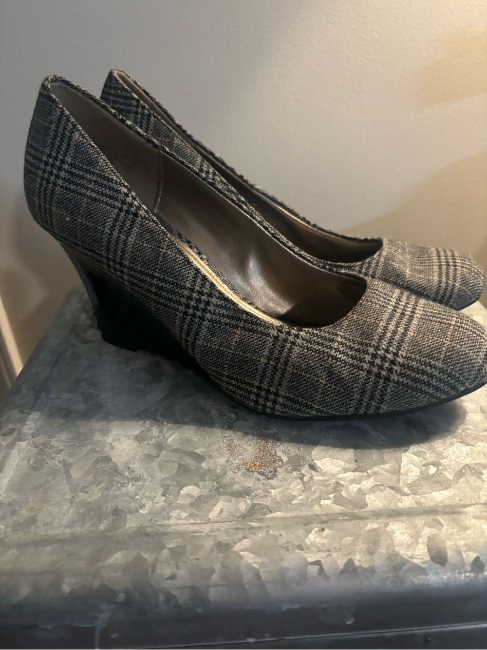 Classic Plaid Women's Wedge Pumps - Gray